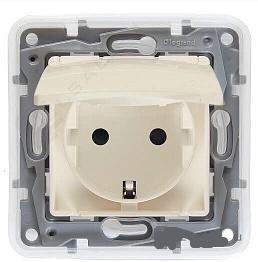 Legrand  Etika  Слоновая Кость Розетка механизм 2К+З со шторками и крышкой IP44, 16А, 250В 672332